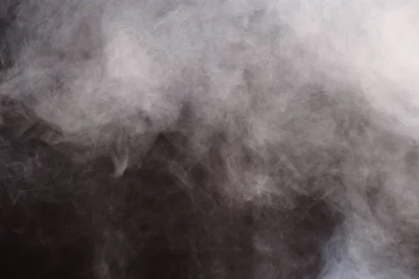 黒の背景に白い煙と霧の高密度ふわふわパフ 抽象的な煙雲 すべての動きは 焦点からの意図 および高低露出コントラスト テキストロゴのためのコピースペースをぼやけている — ストック写真