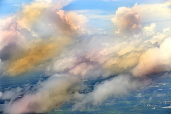 Bouffées Denses Gonflées Nuages Blancs Ciel Bleu Une Attitude Haut — Photo