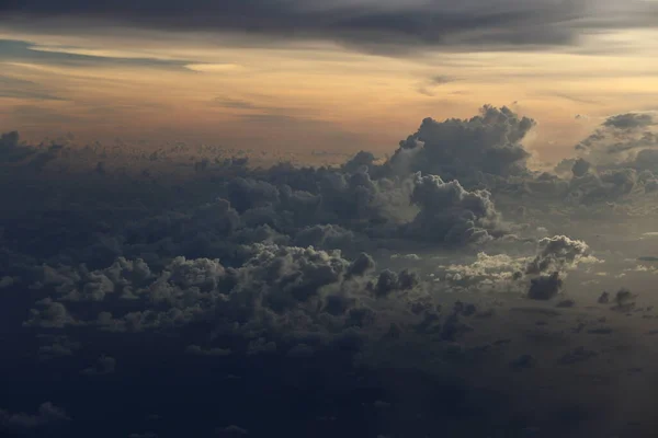 Puesta Sol Reflejan Densas Esponjas Esponjosas Nubes Blancas Cielo Rojo —  Fotos de Stock