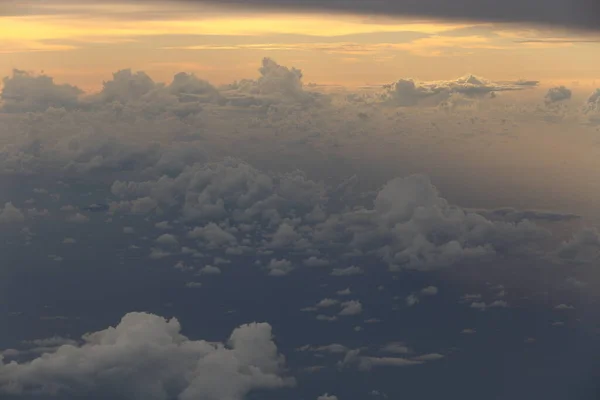 Sonnenuntergang Reflektieren Dichte Flauschige Puffe Aus Weißen Wolken Roten Himmel — Stockfoto