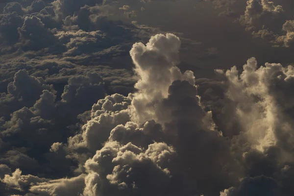 Ηλιοβασίλεμα Αντανακλούν Πυκνό Χνουδωτό Παφ Από Λευκό Σύννεφα Κόκκινο Ουρανό — Φωτογραφία Αρχείου