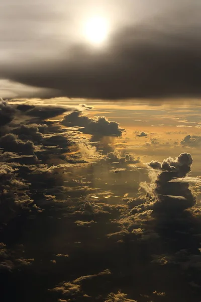 Sonnenuntergang Reflektieren Dichte Flauschige Puffe Aus Weißen Wolken Roten Himmel — Stockfoto
