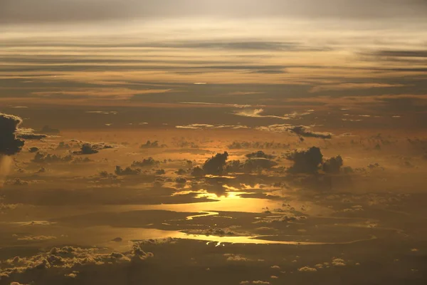 Puesta Sol Reflejan Densas Esponjas Esponjosas Nubes Blancas Cielo Rojo —  Fotos de Stock