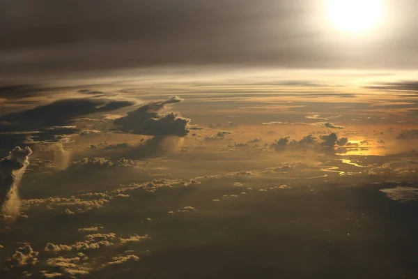 Coucher Soleil Réfléchissent Des Bouffées Denses Gonflées Nuages Blancs Ciel — Photo