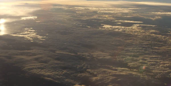 Закат Отражают Плотные Пушистые Слои Белых Облаков Красное Небо Высоком — стоковое фото