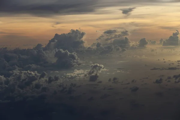 Puesta Sol Reflejan Densas Esponjas Esponjosas Nubes Blancas Cielo Rojo —  Fotos de Stock