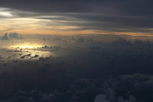 Сонячний Сет Відбиває Dense Fluffy Puffs White Clouds Червоне Небо — стокове фото