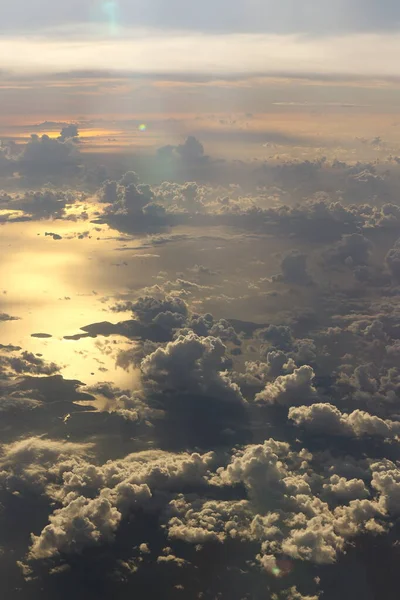 Coucher Soleil Réfléchissent Des Bouffées Denses Gonflées Nuages Blancs Ciel — Photo