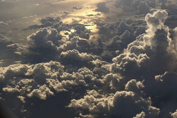 Coucher Soleil Réfléchissent Des Bouffées Denses Gonflées Nuages Blancs Ciel — Photo