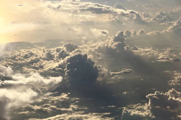 Puesta Sol Reflejan Densas Esponjas Esponjosas Nubes Blancas Cielo Rojo —  Fotos de Stock