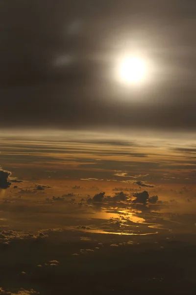 夕阳在高空反射着浓密的白云蓬松的雾气 从窗上俯瞰着天空 显得那么的无精打采和嘈杂 复制着空间 — 图库照片