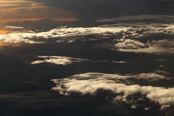 Puesta Sol Reflejan Densas Esponjas Esponjosas Nubes Blancas Cielo Rojo —  Fotos de Stock