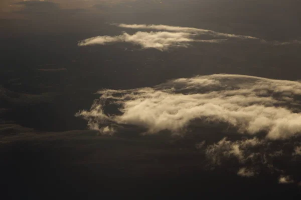 夕阳在高空反射着浓密的白云蓬松的雾气 从窗上俯瞰着天空 显得那么的无精打采和嘈杂 复制着空间 — 图库照片