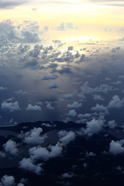 夕阳在高空反射着浓密的白云蓬松的雾气 从窗上俯瞰着天空 显得那么的无精打采和嘈杂 复制着空间 — 图库照片