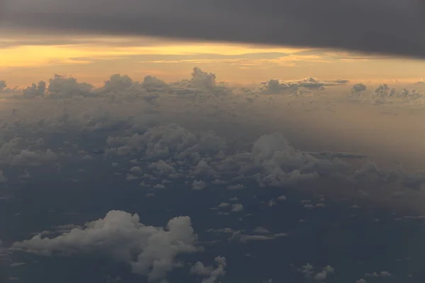 Sonnenuntergang Reflektieren Dichte Flauschige Puffe Aus Weißen Wolken Roten Himmel — Stockfoto