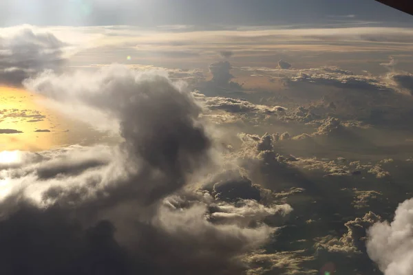 Coucher Soleil Réfléchissent Des Bouffées Denses Gonflées Nuages Blancs Ciel — Photo