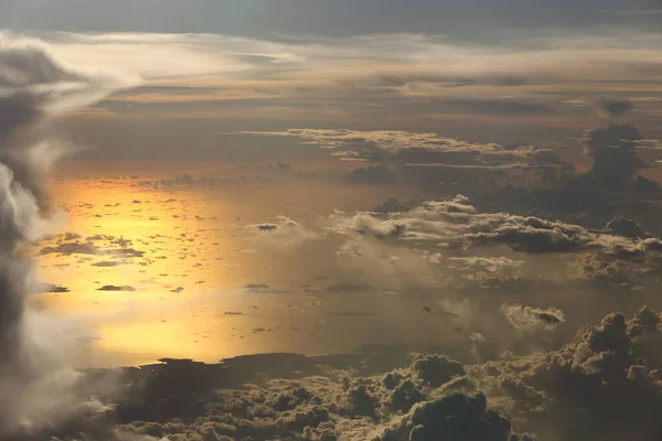 Puesta Sol Reflejan Densas Esponjas Esponjosas Nubes Blancas Cielo Rojo —  Fotos de Stock