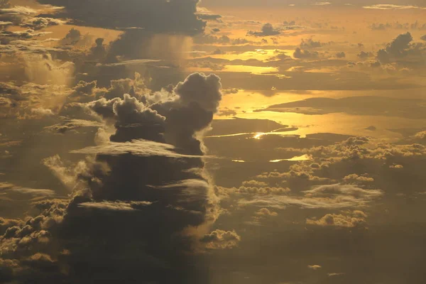 Сонячний Сет Відбиває Dense Fluffy Puffs White Clouds Червоне Небо — стокове фото