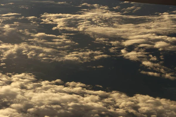 Sonnenuntergang Reflektieren Dichte Flauschige Puffe Aus Weißen Wolken Roten Himmel — Stockfoto