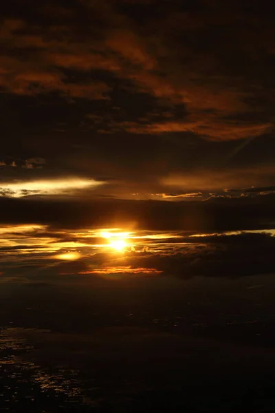 Puesta Sol Reflejan Densas Esponjas Esponjosas Nubes Blancas Cielo Rojo — Foto de Stock