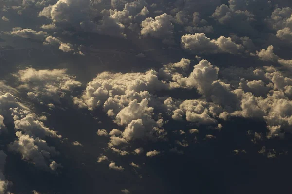 夕阳在高空反射着浓密的白云蓬松的雾气 从窗上俯瞰着天空 显得那么的无精打采和嘈杂 复制着空间 — 图库照片