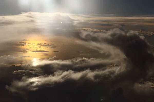 Sonnenuntergang Reflektieren Dichte Flauschige Puffe Aus Weißen Wolken Roten Himmel — Stockfoto