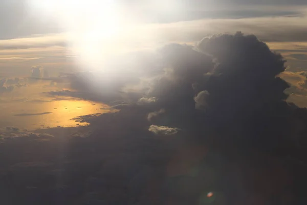 Sonnenuntergang Reflektieren Dichte Flauschige Puffe Aus Weißen Wolken Roten Himmel — Stockfoto