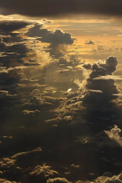 Сонячний Сет Відбиває Dense Fluffy Puffs White Clouds Червоне Небо — стокове фото