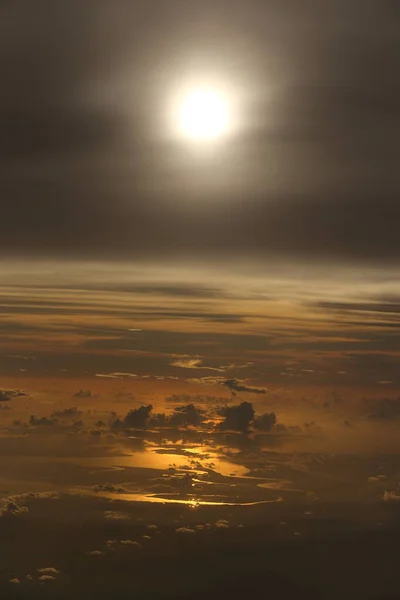Puesta Sol Reflejan Densas Esponjas Esponjosas Nubes Blancas Cielo Rojo — Foto de Stock
