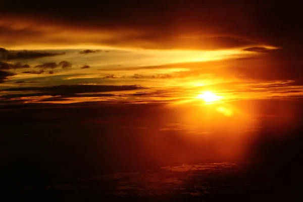 Puesta Sol Reflejan Densas Esponjas Esponjosas Nubes Blancas Cielo Rojo — Foto de Stock