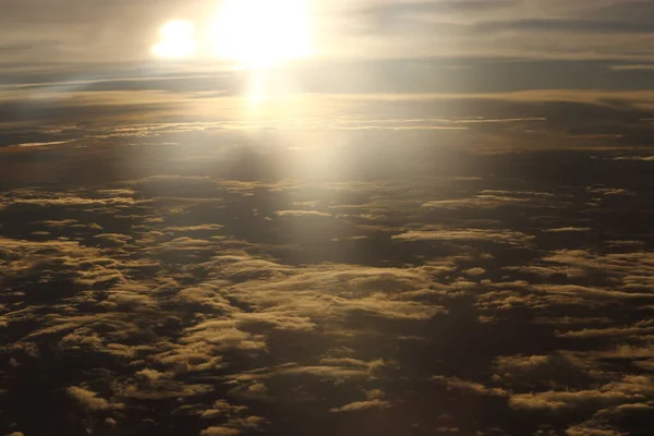 Sonnenuntergang Reflektieren Dichte Flauschige Puffe Aus Weißen Wolken Roten Himmel — Stockfoto