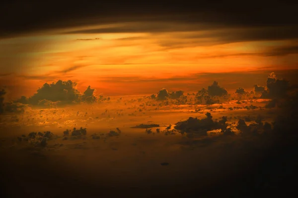 Západ Slunce Odrážet Husté Nadýchané Obláčky Bílých Mraků Červená Obloha — Stock fotografie