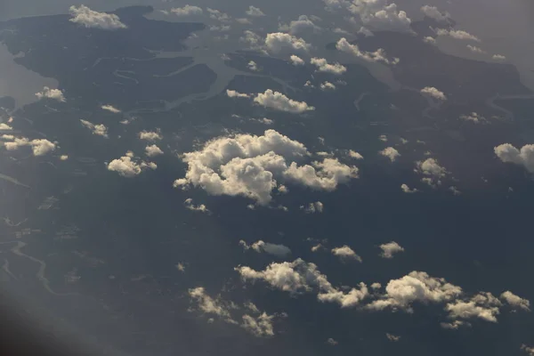 夕阳在高空反射着浓密的白云蓬松的雾气 从窗上俯瞰着天空 显得那么的无精打采和嘈杂 复制着空间 — 图库照片