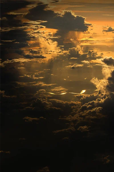 Sonnenuntergang Reflektieren Dichte Flauschige Puffe Aus Weißen Wolken Roten Himmel — Stockfoto