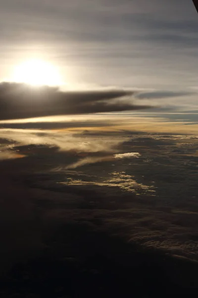 Ηλιοβασίλεμα Αντανακλούν Πυκνό Χνουδωτό Παφ Από Λευκό Σύννεφα Κόκκινο Ουρανό — Φωτογραφία Αρχείου