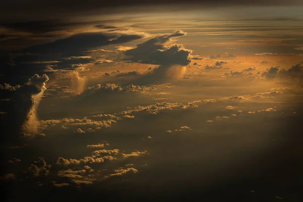 Закат Отражают Плотные Пушистые Слои Белых Облаков Красное Небо Высоком — стоковое фото