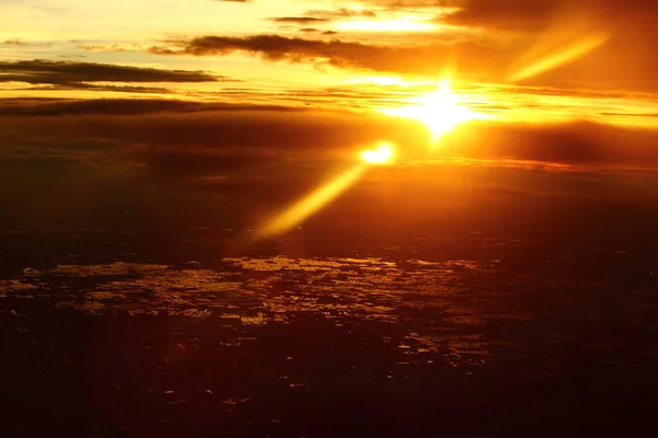 Sonnenuntergang Reflektieren Dichte Flauschige Puffe Aus Weißen Wolken Roten Himmel — Stockfoto