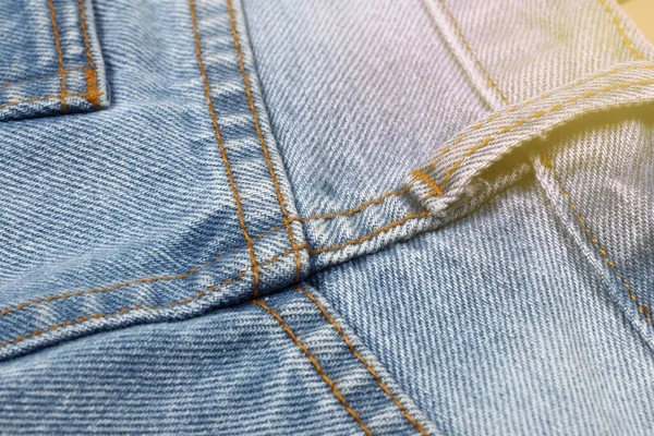ジーン生地の質感の背景 細部の織りと短い青ジーンパンツのいくつかの部分 — ストック写真