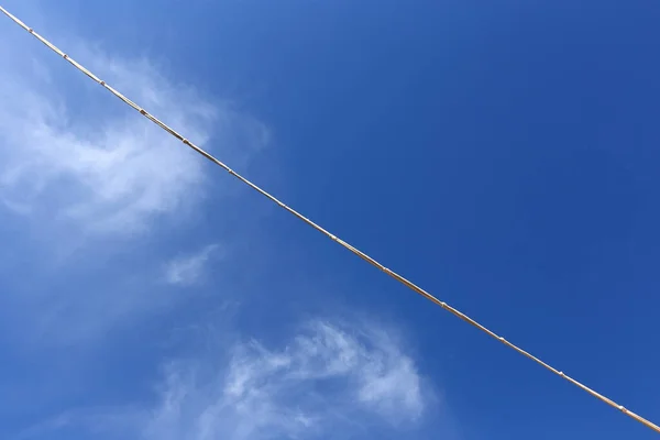 Hilo Cuerda Esquina Cielo Azul Profundo Con Nube Arañazos — Foto de Stock