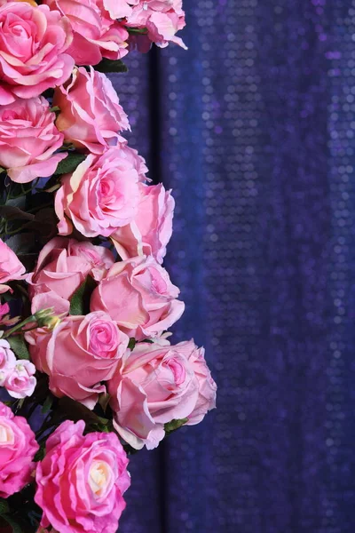 Roze Roos Bloem Boeket Met Purple Sequin Gordijn Stof Als — Stockfoto