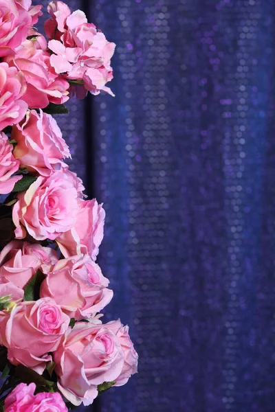 Rosa Rosa Fiore Bouquet Con Tessuto Tenda Paillettes Viola Come — Foto Stock