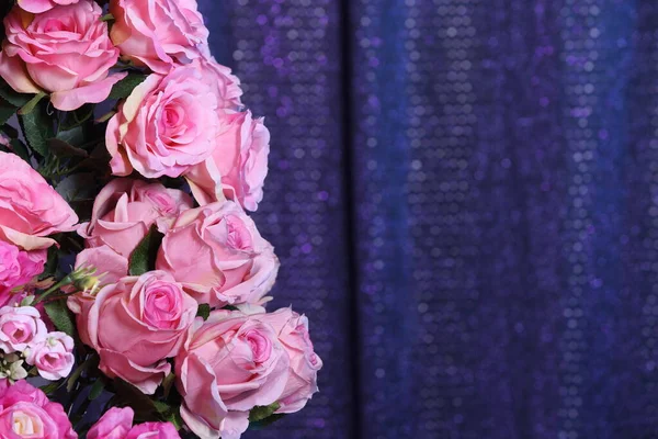 Roze Roos Bloem Boeket Met Purple Sequin Gordijn Stof Als — Stockfoto