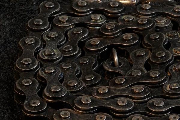 Μεταλλική Αλυσίδα Στρογγυλό Κύκλο Μαύρο Ύφασμα Κλείστε Μακροεντολή Στοίβαγμα Φωτογραφίας — Φωτογραφία Αρχείου