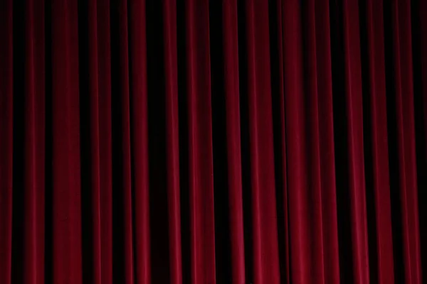 演劇が始まる前に赤いカーテンが閉じ 色と暗いドレープの照明影が背景を折り返します — ストック写真