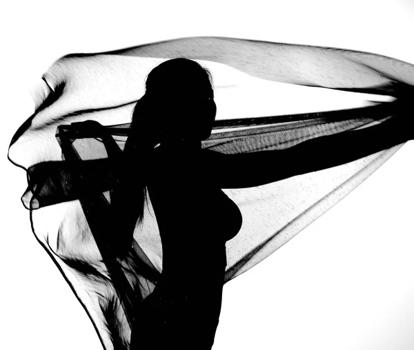 Silueta Mujer Body Bailando Con Tela Transparente Blanco Negro Monocromo — Foto de Stock