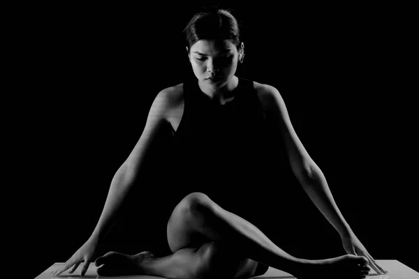 Mujer Asiática Practica Yoga Meditación Con Brazos Extendidos Piernas Rodillas — Foto de Stock