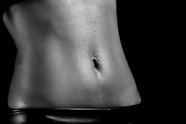 フィットネススポーツ女性の汗びっしょり腹部後の重い運動 減量黒と白のモノクロームの概念 — ストック写真