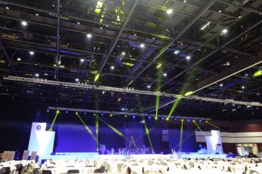 İnşaat, çatı yapısı ve yuvarlak yemek masaları ile Büyük Akşam Yemeği Salonu için ışıklandırma ve gösteri sahnesi hazırladı.