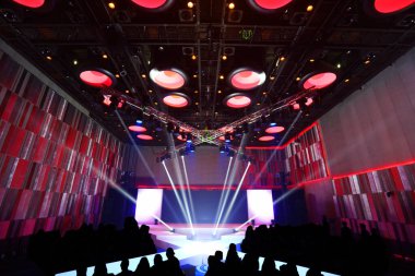Boş Runway Moda Şovu X-Cross tipi podyum, hareket eden kiriş ışıklarıyla yürüme koltuklar ve insanlarla yürüme, grafik yastık duvarı ve dekoratif tavan