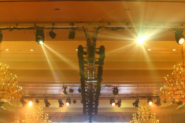 Par Lights, Spotlight ışınları yanıp sönen ışıkları Hotel Ballroom 'daki avizeye çeviriyor.